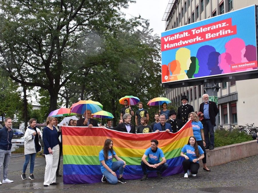 HWK hisst zusammen mit der Schornsteinfeger-Innung in Berlin die Pride Fahne als Zeichen für Toleranz und Vielfalt im Handwerk